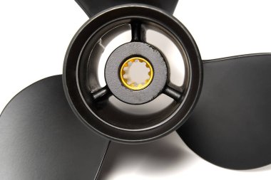 Motorlu bir tekneden yeni siyah vida. Üç pervaneli pervane. Beyaz arkaplan üzerinde izole edilmiş.