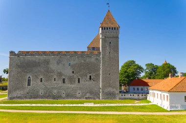 Saaremaa Adası Kalesi, Estonya, piskopos kalesi. Yaz günü Kuressaare Piskoposluk Kalesi 'nin tahkimatları.