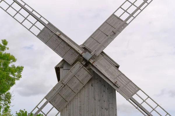 古老的木制风车在阴天的背景下.Saaremaa，爱沙尼亚. — 图库照片
