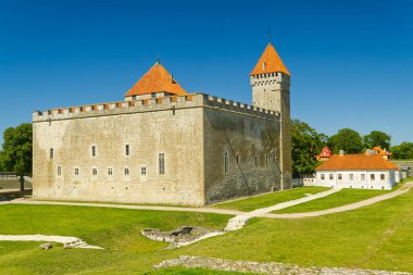 Saaremaa Adası Kalesi, Estonya, piskopos kalesi. Yaz günü Kuressaare Piskoposluk Kalesi 'nin tahkimatları.