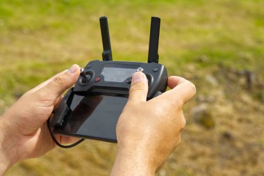 Bulanık arazi atamak için uzaktan kumanda kullanan adam.