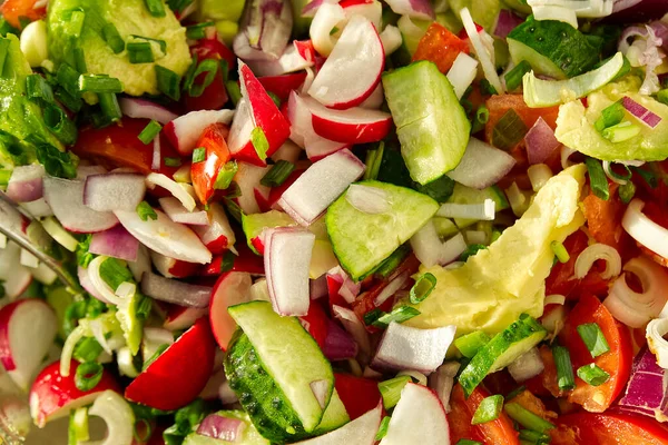 Ensalada de verduras vegetarianas de verano. cocina casera Ensalada de vitaminas de tomate, pepino, cebolla, aguacate y rábano. vista superior de la ensalada de vitaminas. —  Fotos de Stock