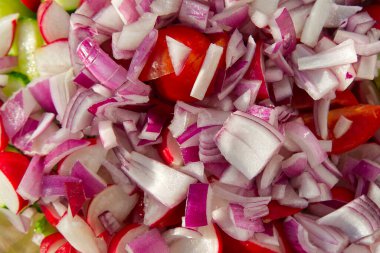 Taze vejetaryen sebze salatası. Domates salatası, salatalık, soğan salatası ve vitamin salatası..