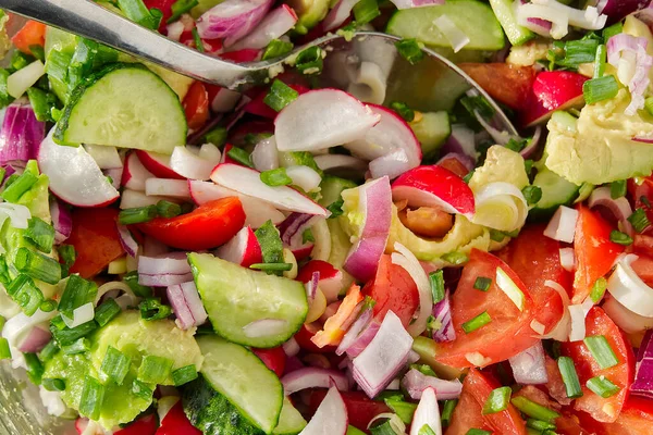 Ensalada de verduras vegetarianas de verano. cocina casera Ensalada de vitaminas de tomate, pepino, cebolla, aguacate y rábano. vista superior de la ensalada de vitaminas. —  Fotos de Stock