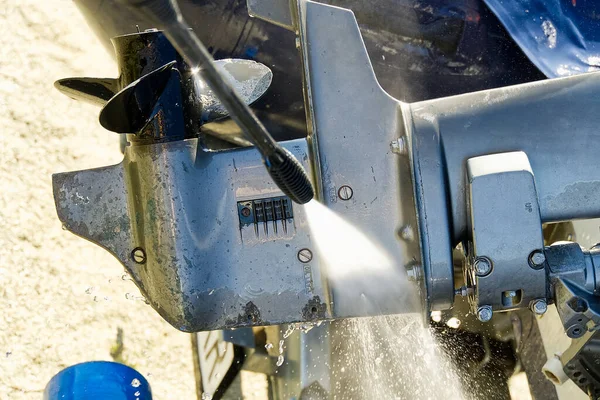 Usługi mycia zewnętrznego silnika pod ciśnieniem. ukierunkowanie selektywne. — Zdjęcie stockowe