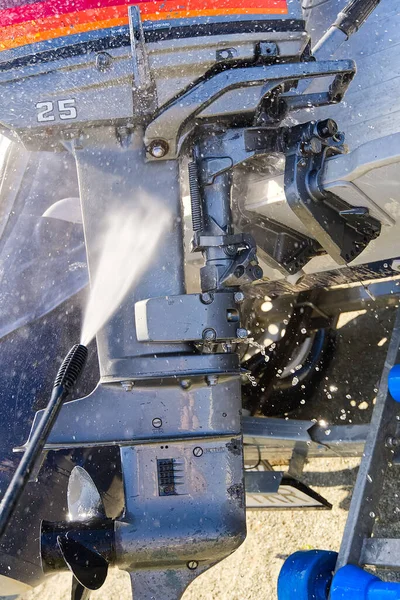Mytí přívěsného motoru tlakem. selektivní zaměření. — Stock fotografie