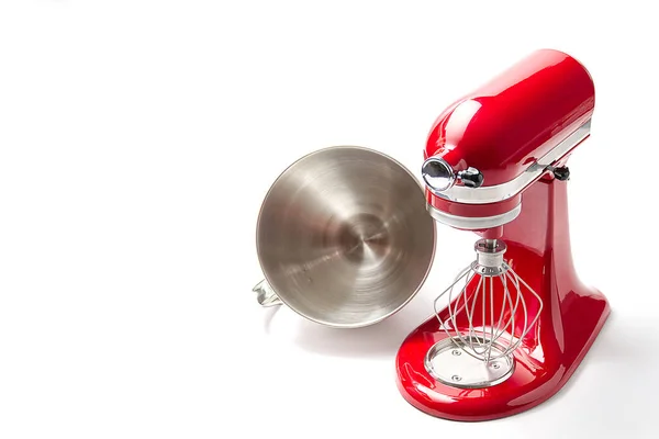 Mixer de bucătărie roșie cu castron pe un fundal alb și spațiu de copiere . — Fotografie, imagine de stoc