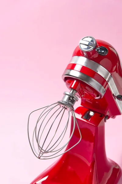 Červený kuchyňský mixér na růžovém pozadí. — Stock fotografie