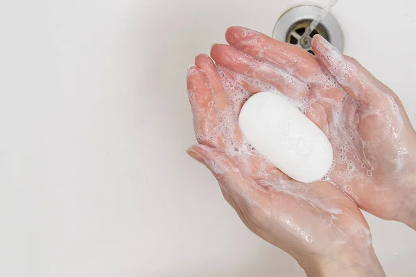 Αντιβακτηριδιακό σαπούνι στα χέρια. σαπουνισμένα χέρια. Πλύνετε τα χέρια με σαπούνι και νερό. Coronavirus Prevention, COVID-19, Η έννοια της προστασίας από ιούς κατά τη διάρκεια της επιδημίας του coronavirus. — Φωτογραφία Αρχείου