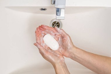 Ellerinde antibakteriyel sabun var. sabunlu eller. Ellerini sabun ve suyla yıka. Coronavirus Önleme, COVID-19, Coronavirüs salgını sırasında virüs koruması kavramı..