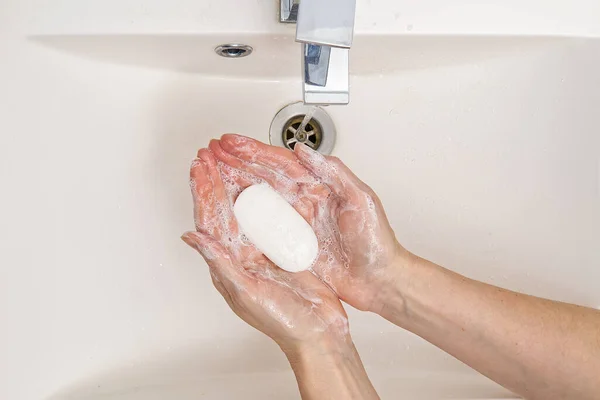 손에 들고 있는 항균 비누. 비누같은 손. 비누와 물로 손을 씻 으십시오. Coronavirus Prevention, COVID-19, 코로나 바이러스 유행 기간 동안 바이러스 보호 개념. — 스톡 사진