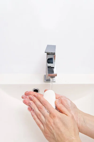 Antibacterial soap in the hands. soapy hands. Wash hands with soap and water. Coronavirus Prevention, COVID-19, The concept of virus protection during the coronavirus epidemic. — Stock Photo, Image