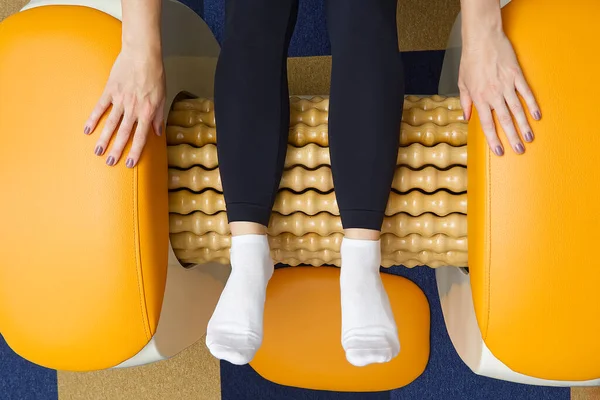 Mujer haciendo masajes para encajar en las piernas. Máquina de masaje de rodillos es una manera de dar forma a la figura. Cuidado de la piel, concepto de cuidado corporal. moderno equipo de masaje relax. —  Fotos de Stock