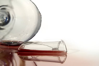 Kırık şarap kadehi ve kırmızı şarap. Aynada kırılmış bir bardak şarap. Beyazda izole edilmiş.