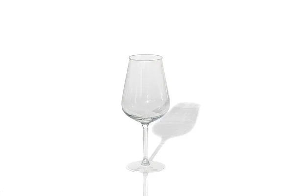 Leeres Weinglas für Rotwein auf weißem Hintergrund. — Stockfoto