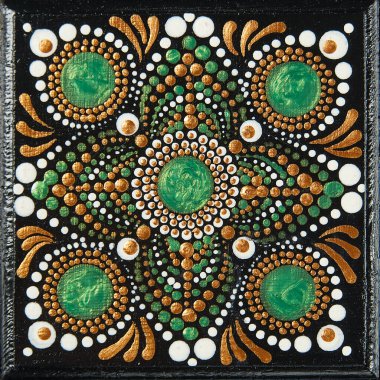 Ahşap kiremitlere mandala nokta sanatı çizimi. Siyah tahtaya renkli noktalarla boyanmış güzel bir mandala eli. Akrilik boyalı, el yapımı, nokta boyalı ulusal desenler. Noktalı arkaplanı özetle.