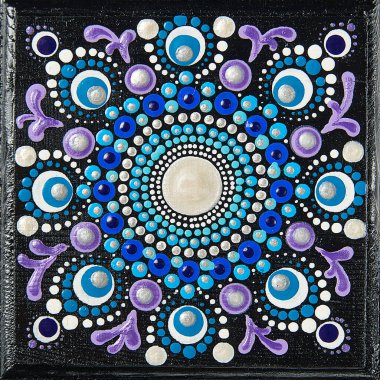 Ahşap kiremitlere mandala nokta sanatı çizimi. Siyah tahtaya renkli noktalarla boyanmış güzel bir mandala eli. Akrilik boyalı, el yapımı, nokta boyalı ulusal desenler. Noktalı arkaplanı özetle.