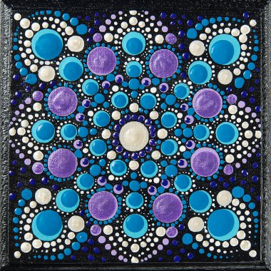 Ahşap kiremitlere mandala nokta sanatı çizimi. Siyah tahtaya renkli noktalarla boyanmış güzel bir mandala eli. Akrilik boyalı, el yapımı, nokta boyalı ulusal desenler. Noktalı arkaplanı özetle.