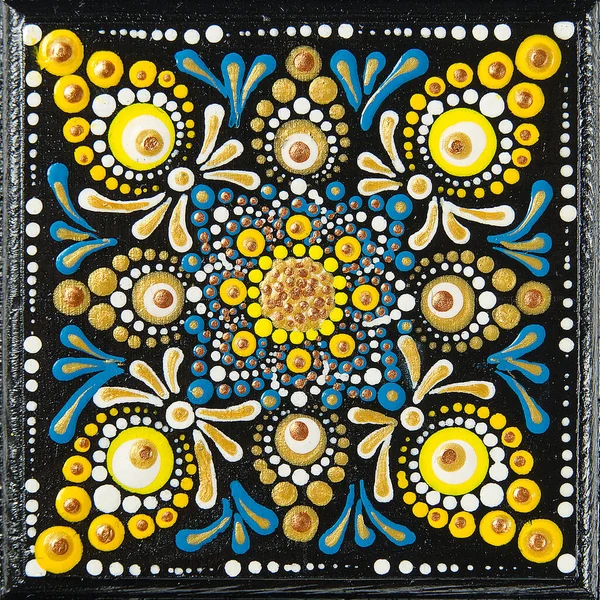 Mandala point art peinture sur carreaux de bois. Magnifique mandala peint à la main par des points colorés sur bois noir. Motifs nationaux avec peintures acryliques, travaux manuels, peinture au point. Résumé fond pointillé. — Photo