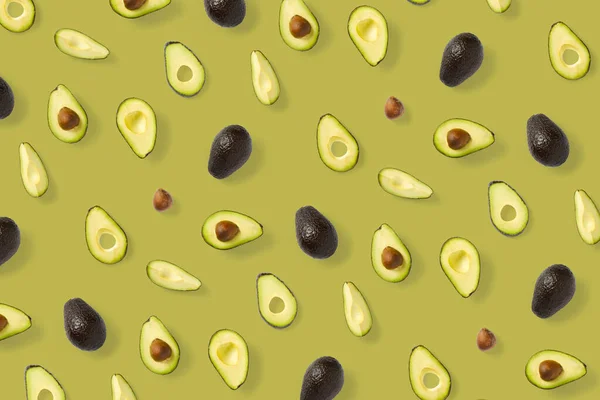 Avocado Sfondo Realizzato Con Pezzi Avocado Isolati Sfondo Color Oliva — Foto Stock