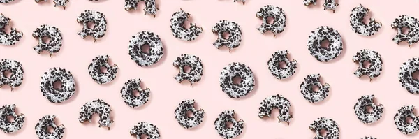 Donuts Auf Rosa Hintergrund Draufsicht Flach Lagen Leckere Knabberige Schokoladendonuts — Stockfoto