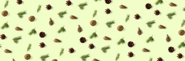 Creatieve Dennenappel Kegel Kerst Achtergrond Groen Dennen Takken Kegels Minimaal — Stockfoto