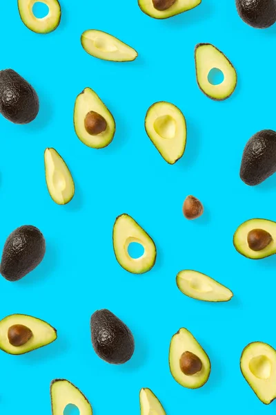 Avocado Sfondo Realizzato Con Pezzi Avocado Isolati Sfondo Blu Posa — Foto Stock