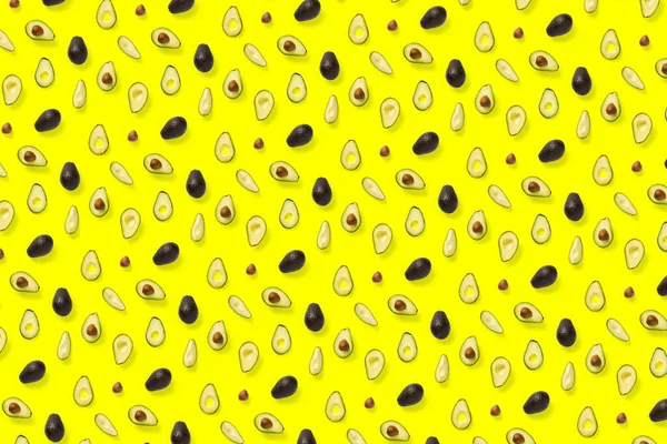 Avocado Achtergrond Gemaakt Van Geïsoleerde Avocado Stukken Gele Achtergrond Vlakke — Stockfoto