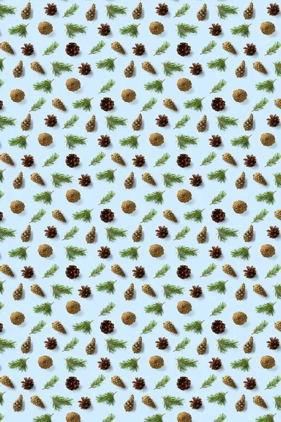 Mavi üzerine yaratıcı çam kozalağı Noel arkaplanı. Çam dalları ve koniler. En az yaratıcı koni düzenleme şablonu. Düz yatış, üst manzara. Yeni yıl duvar kağıdı. Doğa çam kozalağı modern Noel Arkaplanı