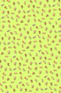 Yeşil arka plandaki şarap mantarları. Kumaş baskı, kağıt baskı, duvar kağıtları, tasarım için mantar ve tirbuşonlu şarap arkaplanı