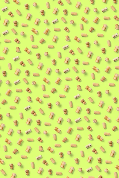 Yeşil arka plandaki şarap mantarları. Kumaş baskı, kağıt baskı, duvar kağıtları, tasarım için mantar ve tirbuşonlu şarap arkaplanı