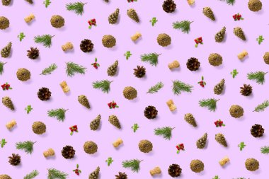 Çam kozalağı, şarap mantarı, çam dalı ve yaban mersinli Noel arkaplanı. Pembe arka planda noel arkaplanı