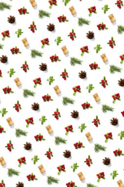 Çam kozalağı, şarap mantarı, çam dalı ve yaban mersinli Noel arkaplanı. Beyaz arkaplanda noel arkaplanı