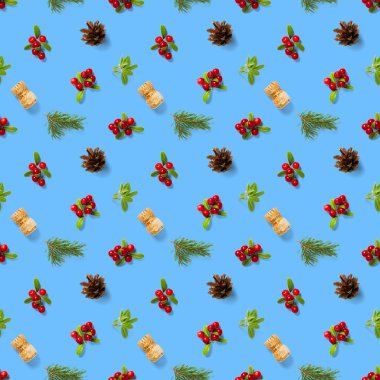 Çam kozalakları, şarap mantarı ve yaban mersinli Noel desenleri. Mavi bir arka planda kusursuz bir Noel deseni. Gerçekçi fotoğraf kolajı. Kağıt, kumaş, duvar kağıdı için yazdır.