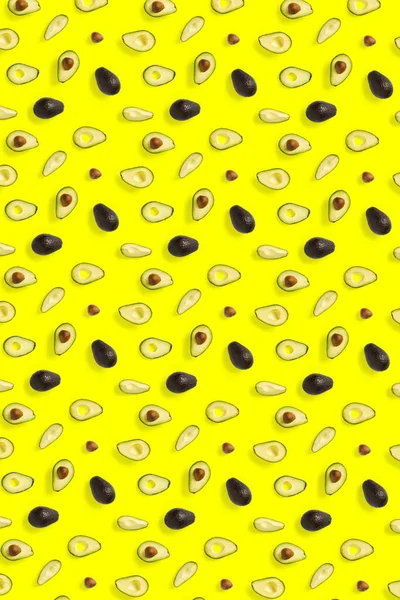 Avocado Achtergrond Gemaakt Van Geïsoleerde Avocado Stukken Gele Achtergrond Vlakke — Stockfoto