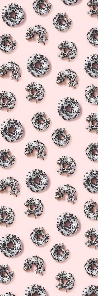 在粉色背景顶部视图上的甜甜圈 平铺着美味的碎巧克力甜甜圈 用作甜甜圈横幅或海报背景 非图案 — 图库照片