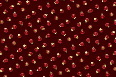 Koyu kırmızı arka planda kırmızı Noel süsleri. Arka plan için Noel süsleri. Düz arkaplan madefrome kırmızı süslemeler