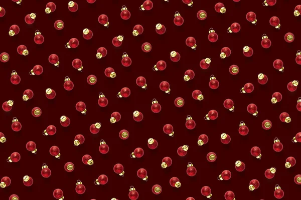 Koyu kırmızı arka planda kırmızı Noel süsleri. Arka plan için Noel süsleri. Düz arkaplan madefrome kırmızı süslemeler