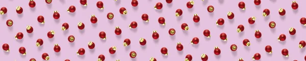 Decorazioni Natalizie Rosse Sfondo Rosa Ornamenti Natalizi Composizione Sfondo Piatto — Foto Stock