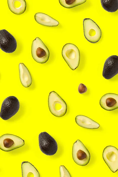 Avocado Sfondo Realizzato Con Pezzi Avocado Isolati Sfondo Giallo Posa — Foto Stock