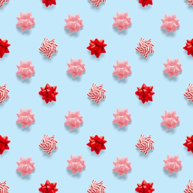 Mavi arka planda yeni yıl süslemeleri olan kusursuz, düzenli, yaratıcı bir Noel deseni. Noel süslemelerinden yapılmış Xmas Modern Kusursuz desen. Kumaş, baskılar, duvar kağıtları, afişler veya yaratıcı tasarım çalışmaları için fotoğraf kalitesi deseni.