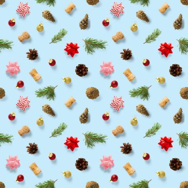 Mavi arka planda yeni yıl süslemeleri olan kusursuz, düzenli, yaratıcı bir Noel deseni. Noel süslemelerinden yapılmış Xmas Modern Kusursuz desen. Kumaş, baskılar, duvar kağıtları, afişler veya yaratıcı tasarım çalışmaları için fotoğraf kalitesi deseni.