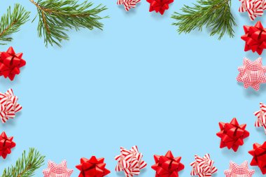 Noel kompozisyonu. Noel hediyesi, örgü battaniye, kozalak, mavi arka planda köknar dalları. Düz yat, boşluğu kopyala