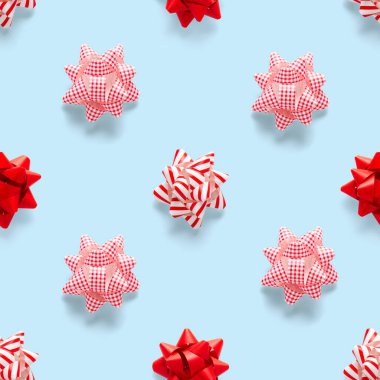 Mavi arka planda yeni yıl süslemeleri olan kusursuz, düzenli, yaratıcı bir Noel deseni. Noel süslemelerinden yapılmış Xmas Modern Kusursuz desen. Kumaş, baskılar, duvar kağıtları, afişler veya yaratıcı tasarım çalışmaları için fotoğraf kalitesi deseni.