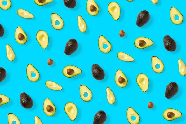 Avocado Hintergrund Aus Isolierten Avocado Stücken Auf Blauem Hintergrund Flache — Stockfoto