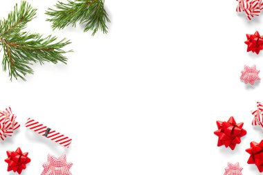 Noel kompozisyonu. Noel hediyesi, örgü battaniye, kozalak, beyaz arka planda köknar dalları. Düz yat, boşluğu kopyala