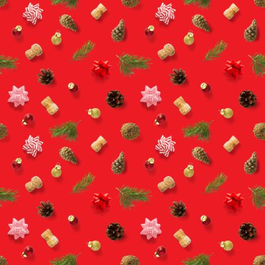 Kırmızı arka planda yeni yıl süslemeleri olan kusursuz, düzenli, yaratıcı bir Noel deseni. Noel süslemelerinden yapılmış Xmas Modern Kusursuz desen. Kumaş, baskılar, duvar kağıtları, afişler veya yaratıcı tasarım çalışmaları için fotoğraf kalitesi deseni.