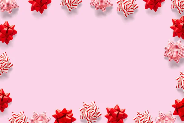 Kerstcompositie Kerstcadeau Gebreide Deken Dennenappels Dennenappels Roze Achtergrond Vlakke Lay — Stockfoto