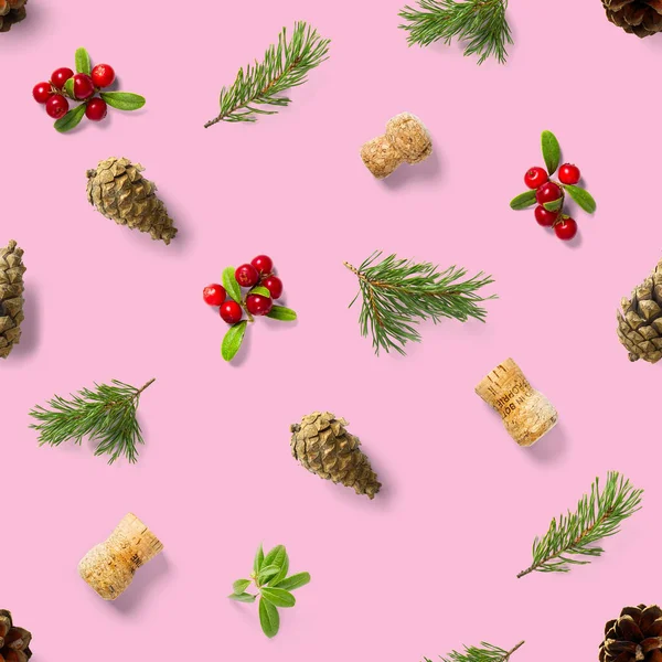 Çam kozalakları, şarap mantarı ve yaban mersinli Noel desenleri. Pembe bir arka planda kusursuz bir Noel deseni. Gerçekçi fotoğraf kolajı. Kağıt, kumaş, duvar kağıdı için yazdır.