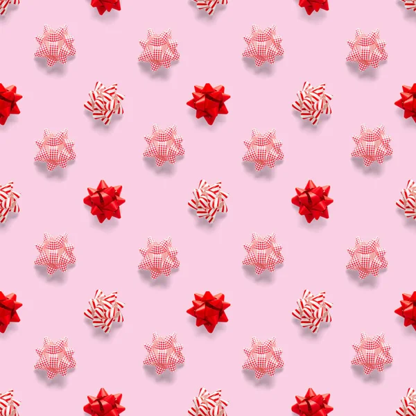 ピンクの背景に新年の装飾とシームレスな定期的な創造的なクリスマスパターン クリスマスの装飾から作られたクリスマスの現代的なシームレスなパターン プリント バナーや創造的なデザイン作品のための写真の品質パターン — ストック写真
